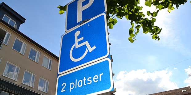 Parkeringsskylt som visar två platser för rörelsehindrad.