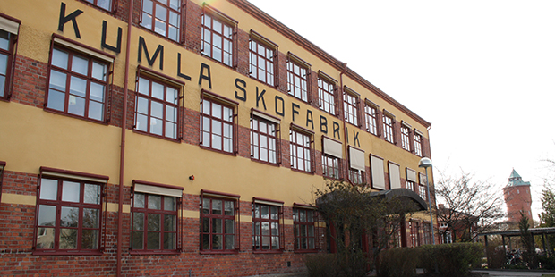 Bilden visar skofabriken i Kumla. En byggnad i tegel med texten "Skofabriken"