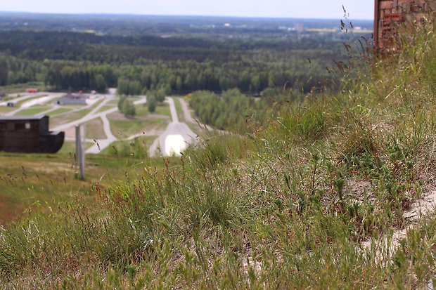 Kvarntorpshögen med utsikt mot halkbanan. Foto: Per Karlsson Linderum.