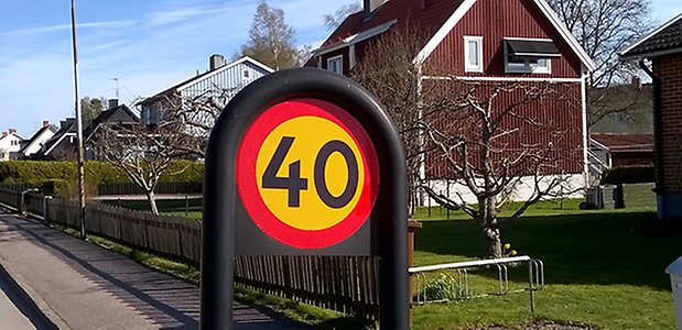 En skylt med hastighetsbegränsning 40 kilometer i timmen på en väg i ett bostadsområde.