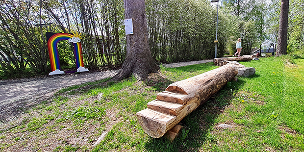 Lekparken "Kåre Koltrast" i Västra parken. På bilden visas lekredskap som finns på lekplatsen. 