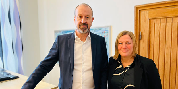 Johan Hultgren och Ewa Rodenfelt står tillsammans på ett kontor