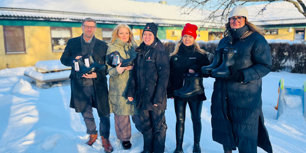 Personal och representanter från Kumla kommun, politiken och fackförbundet Kommunal utanför Hästens förskola i Kumla kommun tillsammans med de nya vinterstövlarna.