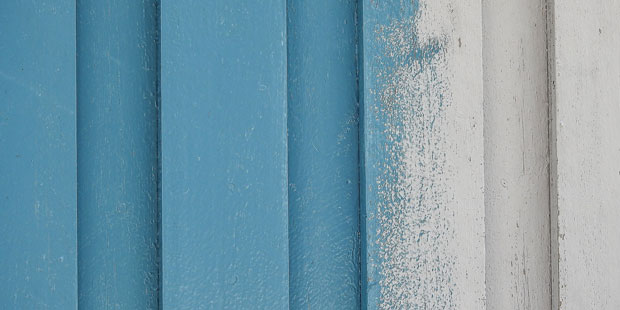 En husfasad som är målad blå