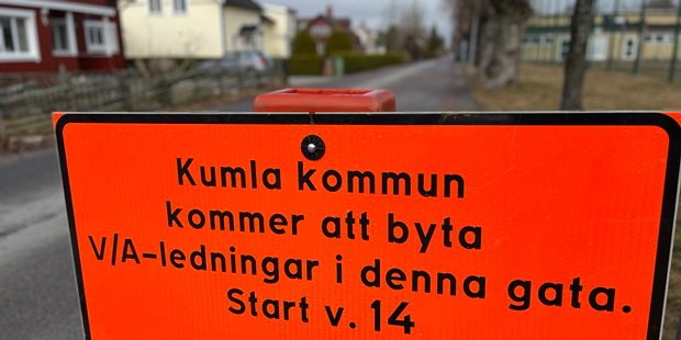 En orange vägskylt med text om att en gata ska stängas av