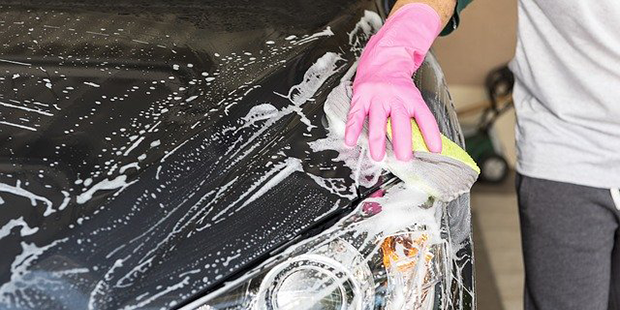 Bild på en bil som tvättas