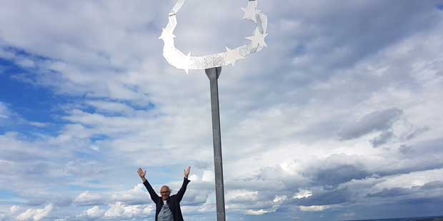 Konstnären Lars Vilks tillsammans med sitt konstverk Corona Borealis