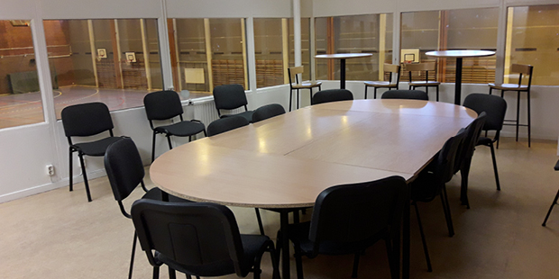 Konferenslokalens bord och stolar.