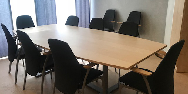 Konferenslokalens bord och stolar.
