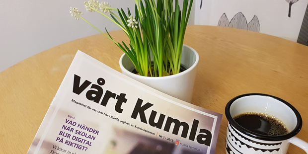 Magasinet vårt Kumla, nummer 1 2019, samt en kopp kaffe och en blomma i bakgrunden