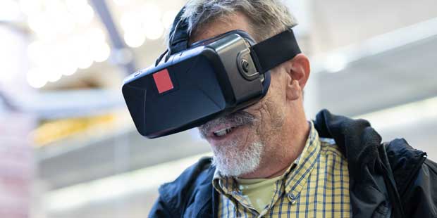 Person som tittar i VR-glasögon