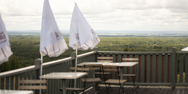 Uteservering på Kaffestugan på Konst på hög. Utsikt över Kumla.