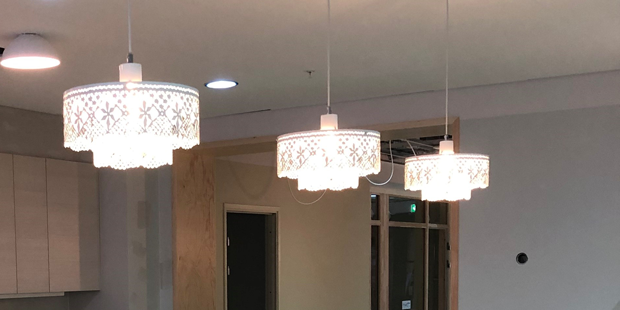 Tre lampor som hänger ovanför köksön på Kungsparken