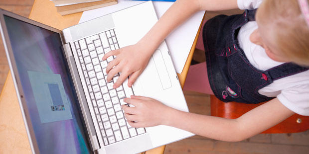 Barn vid en dator