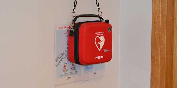 En röd väska med en hjärtstartare.