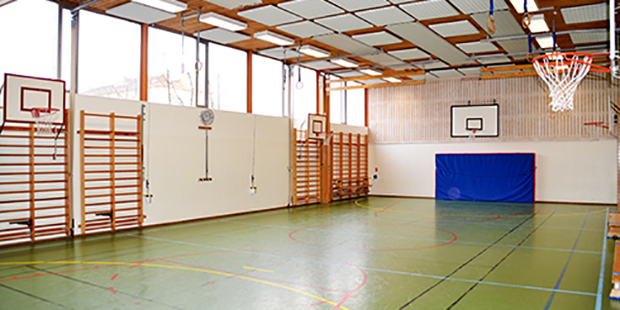 Basketkorgar och gymnastikmatta i Fylsta gymnastiksal.