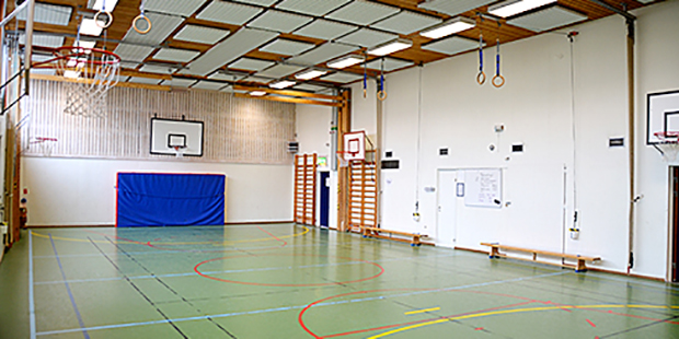 Basketkorgar och gymnastikmatta i Fylsta gymnastiksal.
