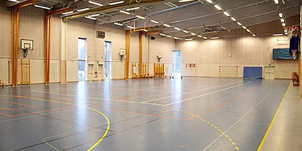 Insidan av Skogstorps sporthall.