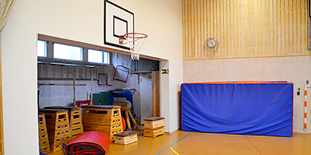 Förrådet i Stene gymnastiksal med diverse gymnastikredskap. 