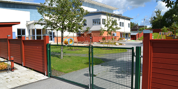 Bilden visar Borgens förskola. På bilden kan man se en grön grind med entré till förskolan. 