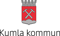 Kumla kommuns vapen i sin primära utformning med texten Kumla kommun under vapnet.