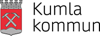 Kumla kommuns vapen i sekundär utformning med texten Kumla kommun på två rader till höger om vapnet. 