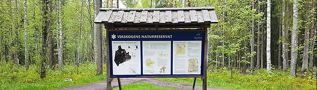 Informationsskylt i Viaskogens naturreservat.