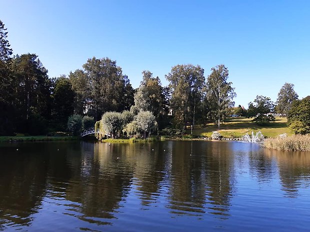 Kumlasjön med parken i bakgrunden. Foto: Per Karlsson Linderum.